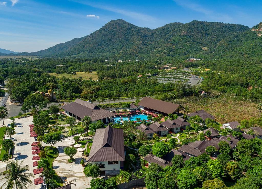 朱笃Sang Như Ngọc Resort的享有度假村的空中景致,以山脉为背景