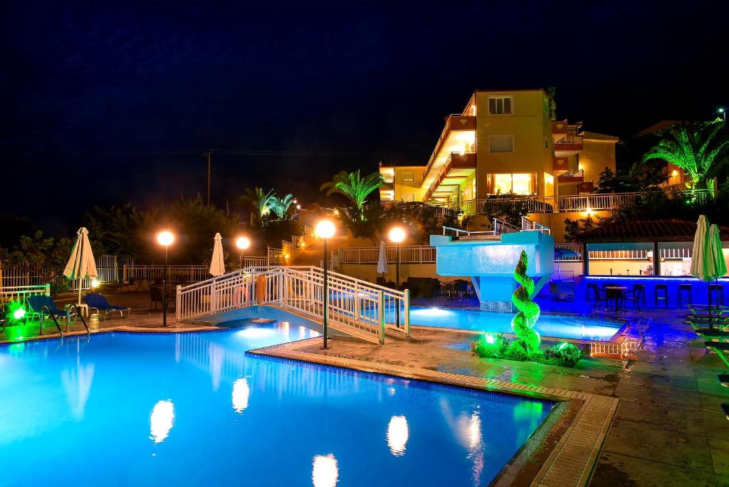 利迈纳里亚Hotel Diamond的夜间大型游泳池,灯光照亮