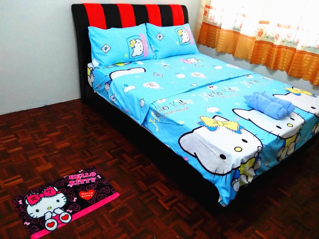 诗巫H Homestay Sibu - 500Mbps Wifi, Full Astro & Private Parking!的配有Hello牌猫套和枕头的床。