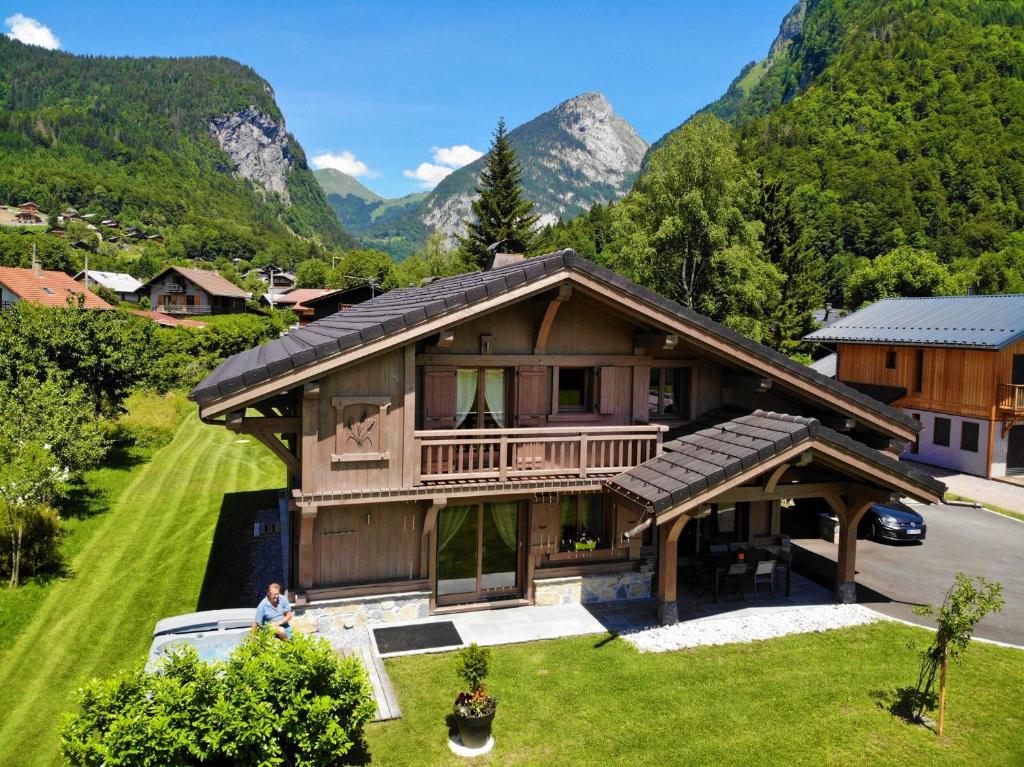 萨莫安斯Chalet Luxe Les Mélèzes的享有高山房屋的空中景致