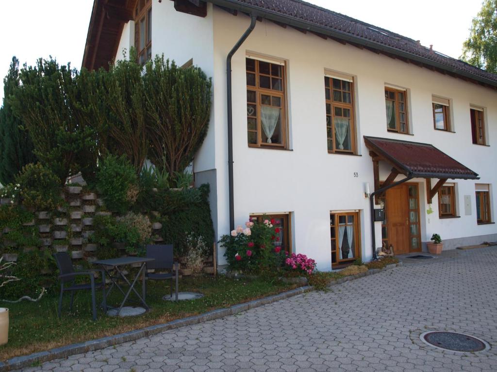 普雷瑟格尔塞Ruhe am See的白色的房子前面设有桌椅
