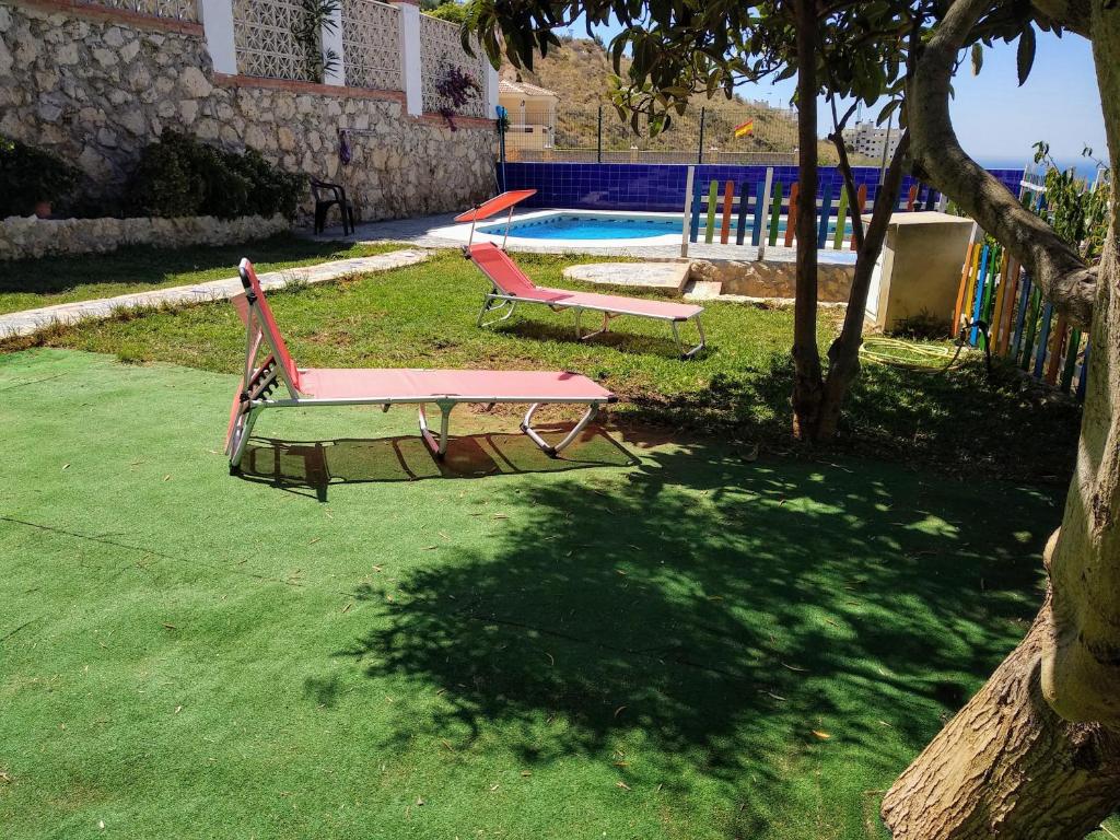 卡拉德莫尔Villa La Canarita的游泳池旁庭院内的吊床