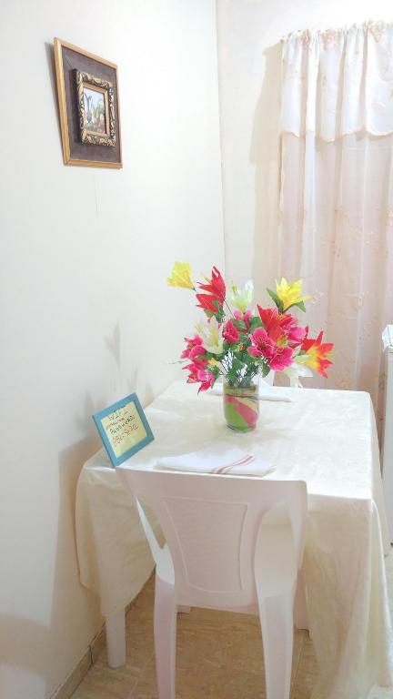 博卡奇卡Apartahotel carla的一张白色的桌子,上面有花瓶