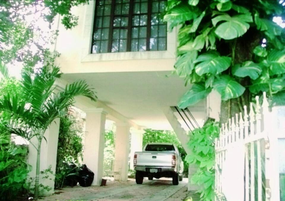 蒂西明Hostal Villa Mercedes的停在房子前面的一辆白色卡车