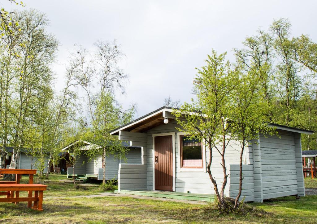 乌茨约基Vetsikon Leirintämökit的小屋前面设有野餐桌