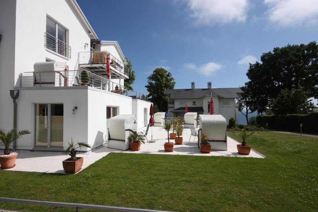 萨斯尼茨Appartement Nr 7 im Sonnenbad的院子里有盆栽的白色房子