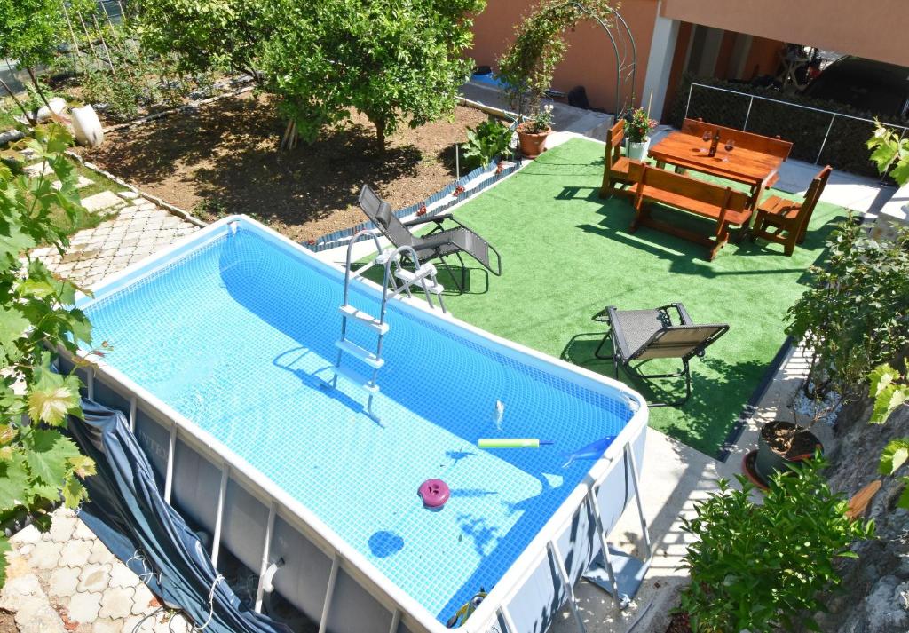 佩特罗瓦纳莫鲁Apartments Siljak的享有庭院游泳池的顶部景色