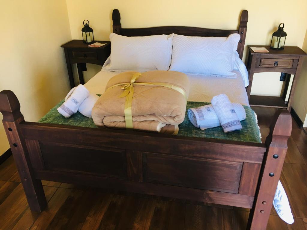 卡梅隆Hospedaje “ El Segoviano “的一张带两个枕头的床和毛巾