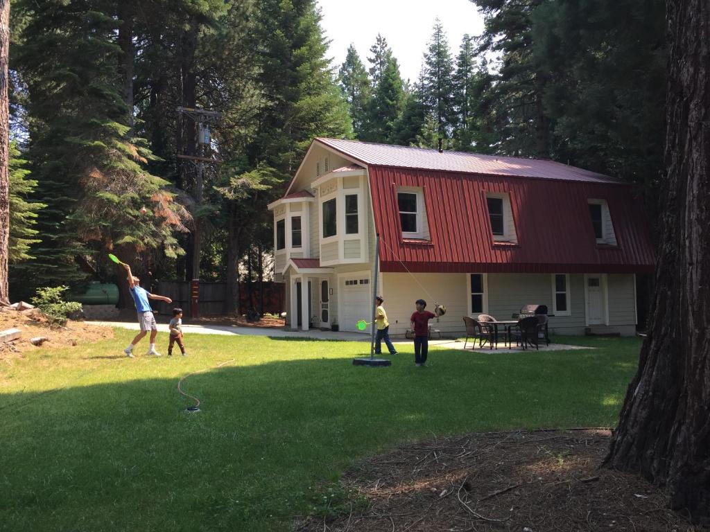 费希坎普Carriage House at Yosemite的一群人在房子前玩飞盘