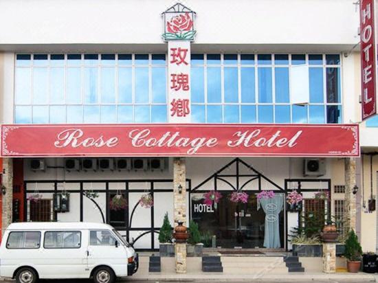 新山Rose Cottage Hotel Taman Impian Senai的停在大楼前的白色货车
