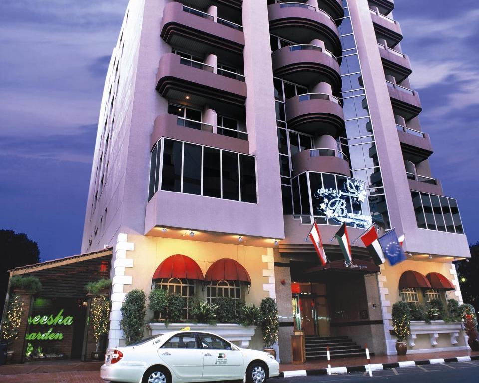 迪拜百老汇酒店的停在大楼前的白色汽车
