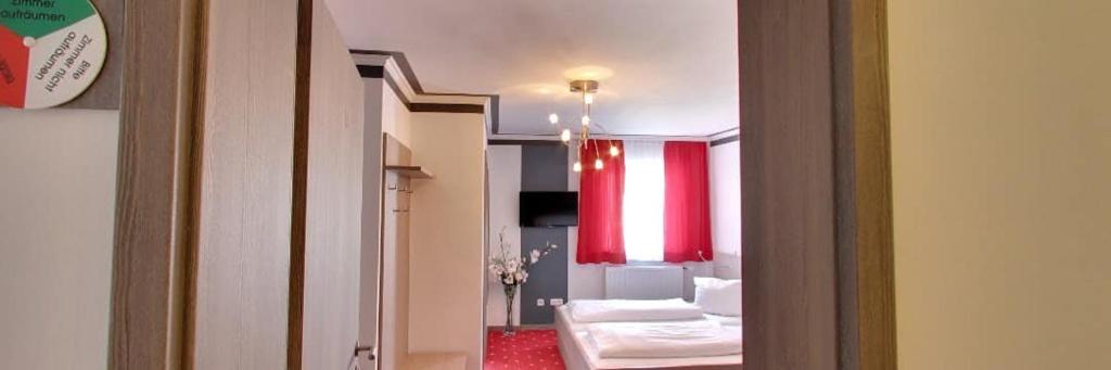 施特劳宾加斯霍夫法尔特旅馆的享有带红色窗帘的客厅的景色