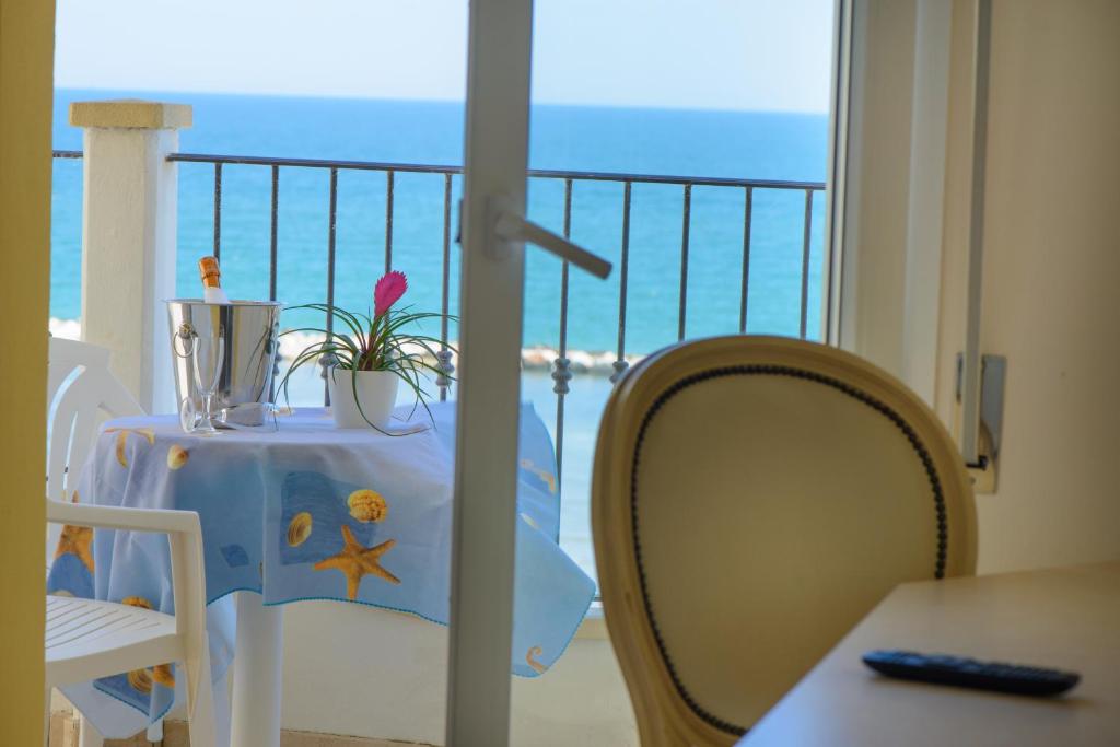里米尼斯皮纳里酒店的一张桌子,上面有植物,享有海景