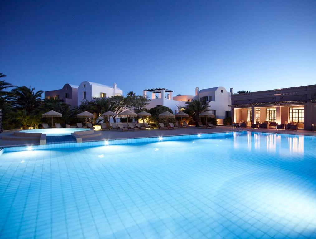佩里沃罗9缪斯圣托里尼度假酒店的度假村的一个大型游泳池