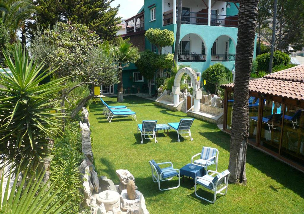 利马索尔绿地乡村俱乐部公寓的享有带椅子的庭院和大楼的空中景致