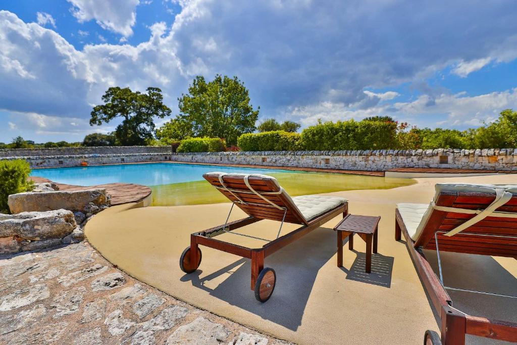 切列梅萨皮卡马塞里亚卡西纳维塔勒酒店的游泳池旁的摇椅
