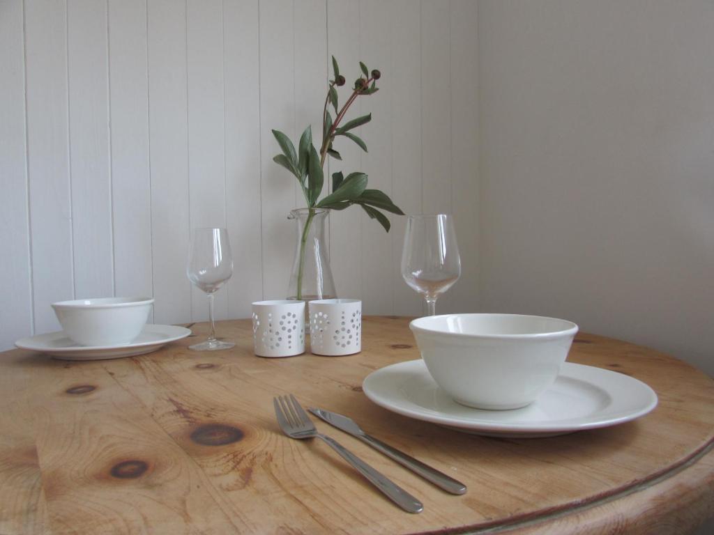 Praa SandsWhite Willows的一张木桌,配有两个白板和酒杯