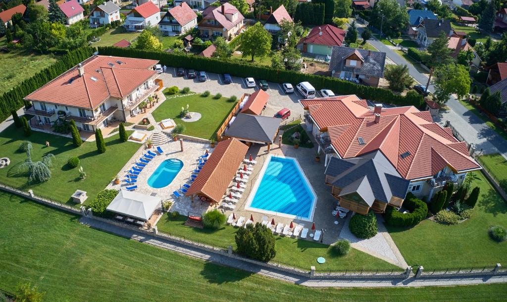 沃尼奥尔茨沃什海吉巴拉顿湖别墅酒店的享有带游泳池的房屋的空中景致