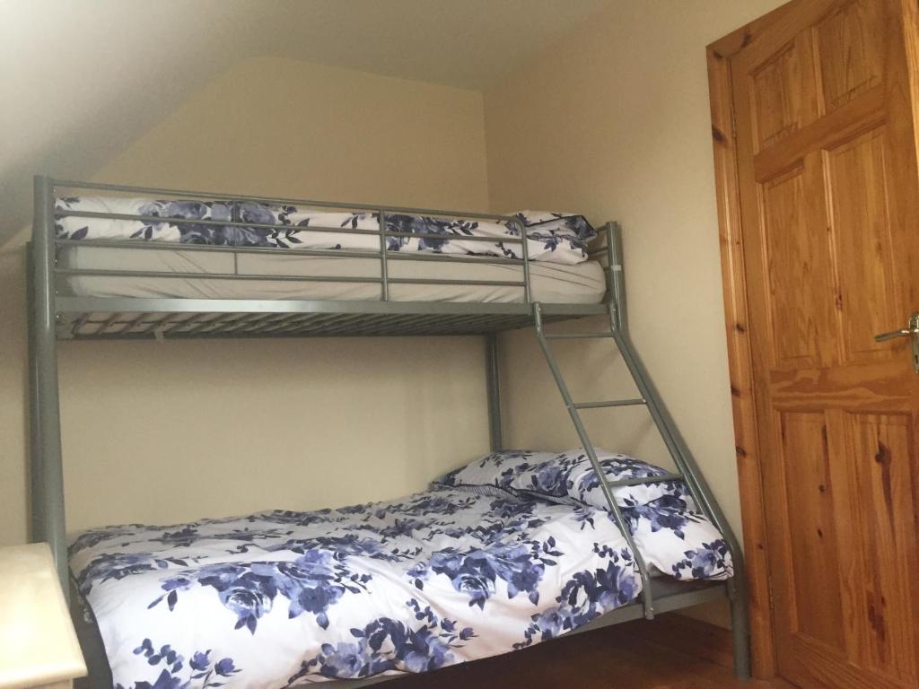 利斯托尔39 woodview的一间卧室配有带蓝色和白色床单的双层床