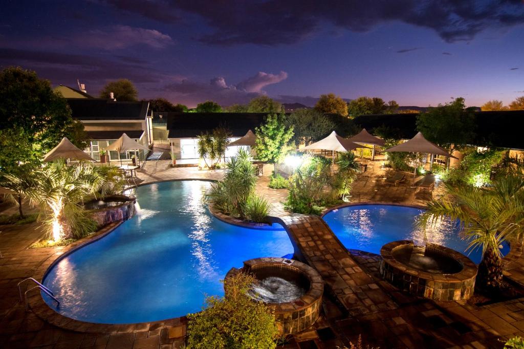 温特和克阿勒布什旅行酒店的享有游泳池的顶部景色