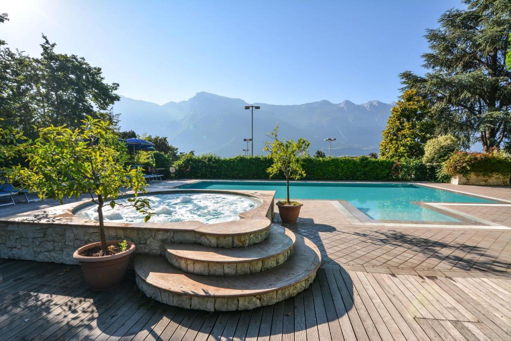 利莫内-苏尔加达Hotel Limone的游泳池旁设有喷泉和楼梯
