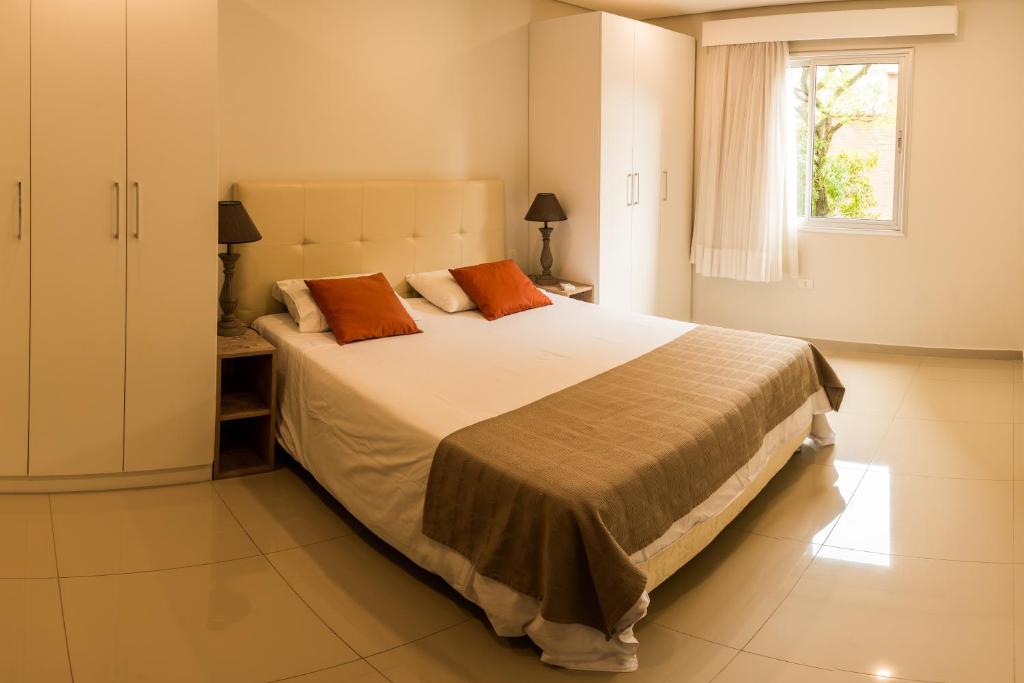 亚松森Realty PY Villa Morra的一间卧室设有一张大床和一个窗户。