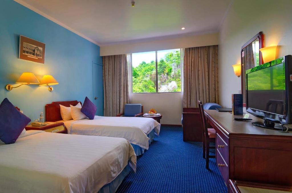 哥打京那巴鲁哥打京那巴鲁香格里拉酒店的酒店客房设有两张床和一台平面电视。