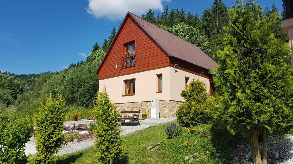 Vyšná KorňaDrevenica pod Horou的森林中一座红色屋顶的房子