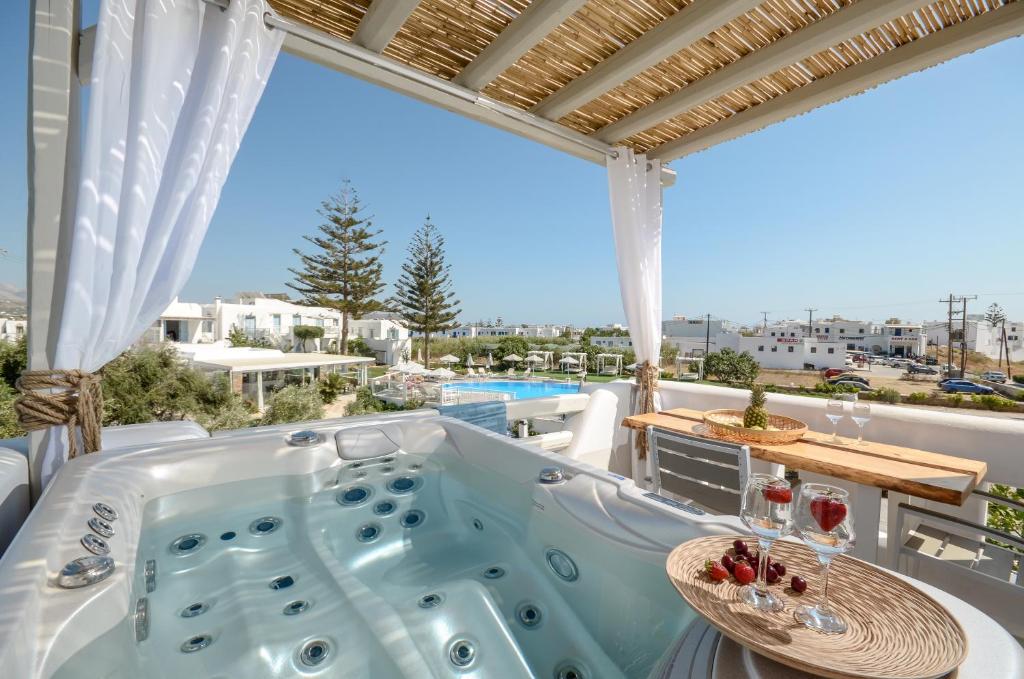 阿吉奥斯普罗科皮奥斯Naxos Nature Suites的房屋阳台的热水浴池
