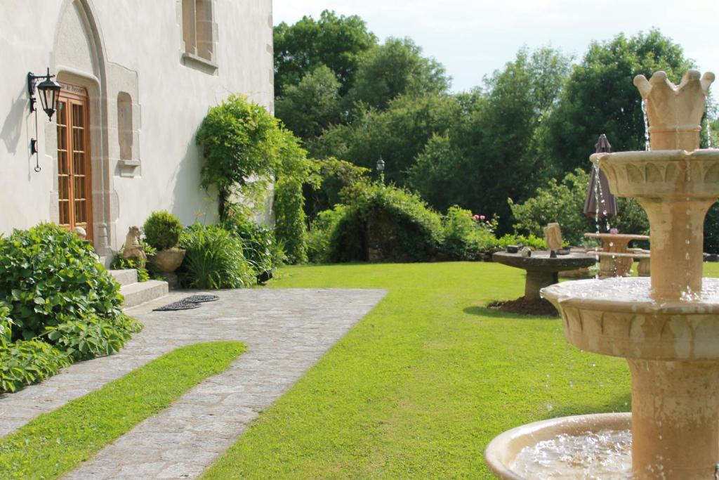 图勒派瑞福特酒庄XV号庄园旅馆的庭院中间带喷泉的花园