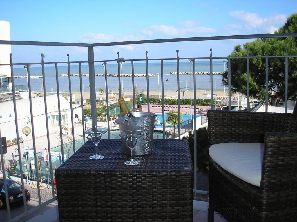 里米尼海滩酒店的阳台上的桌子和两杯酒杯