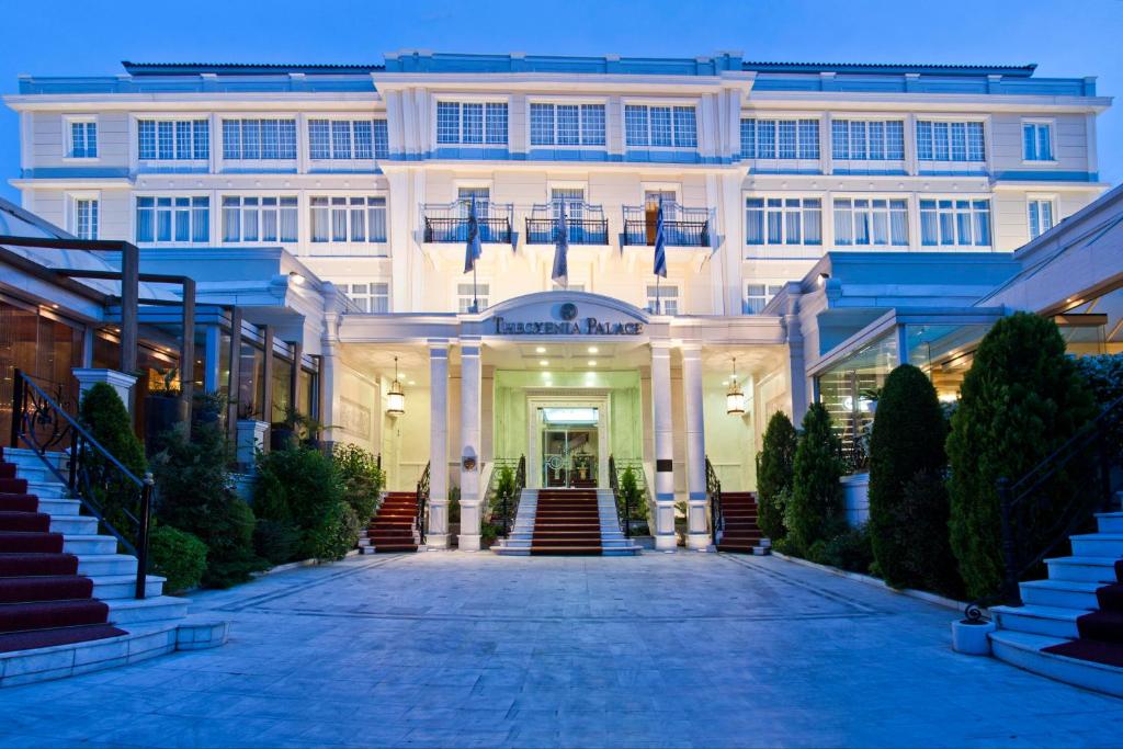 雅典迪奥森尼亚宫酒店的一座白色的大建筑,有楼梯通往