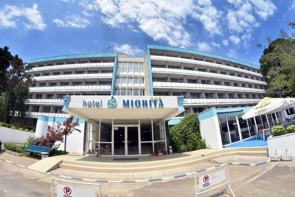 尼普顿Hotel Miorita Neptun的大楼前的酒店