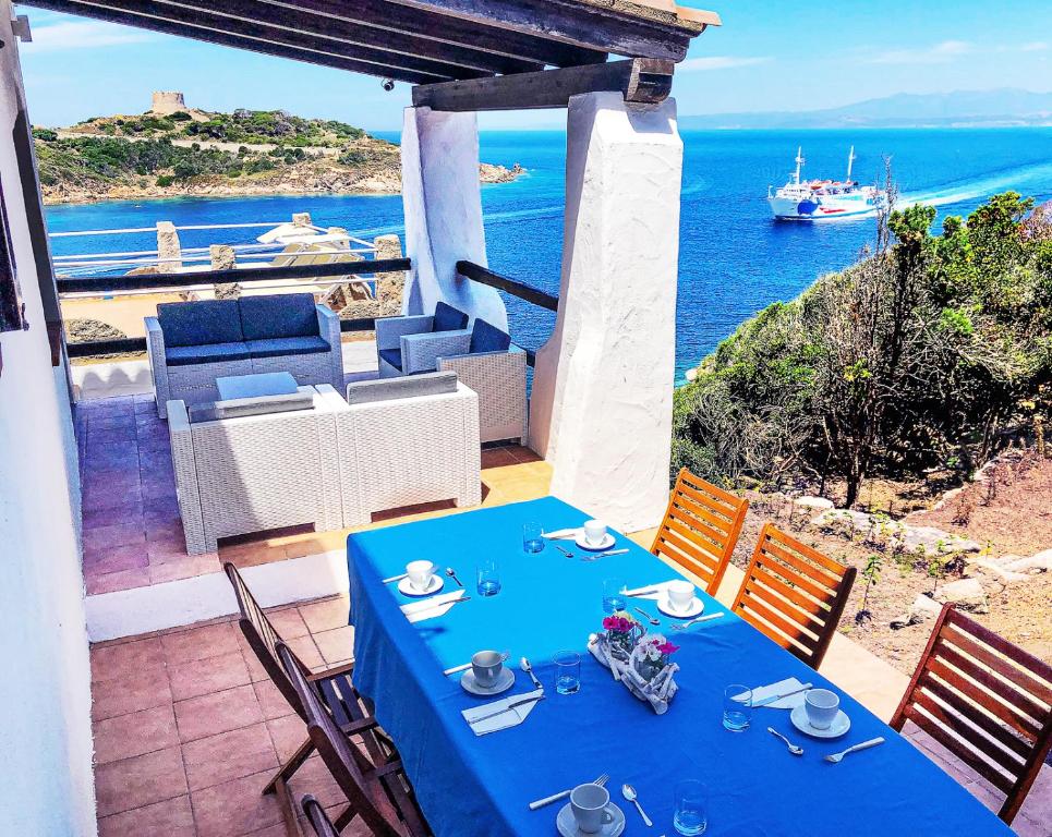 圣特雷莎加卢拉Villa Elena B&B experience的海景阳台上的蓝色桌子