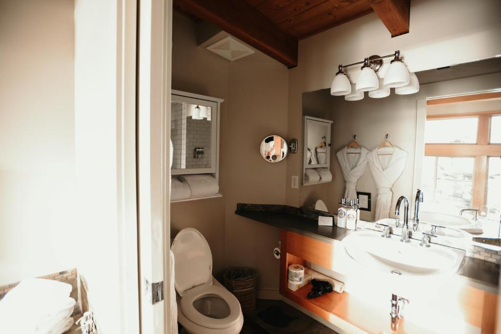 托菲诺太平洋金沙海滩度假村 的一间带水槽和卫生间的浴室