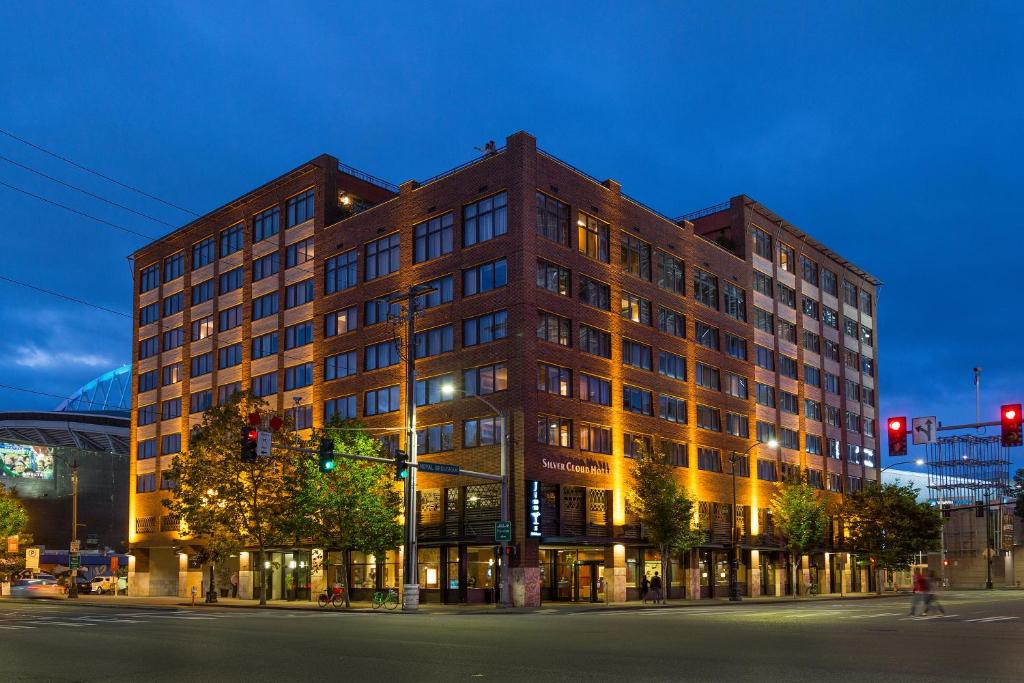 西雅图西雅图体育场银云酒店的城市街道上的一个大型砖砌建筑