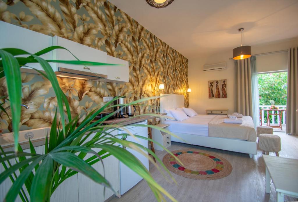 拉加纳斯Villa Daizy Boutique Apartments的酒店客房,配有床和植物