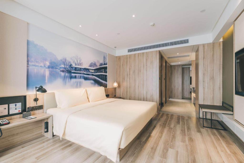 萧山杭州萧山机场瓜沥亚朵酒店的卧室配有一张白色大床和电视。