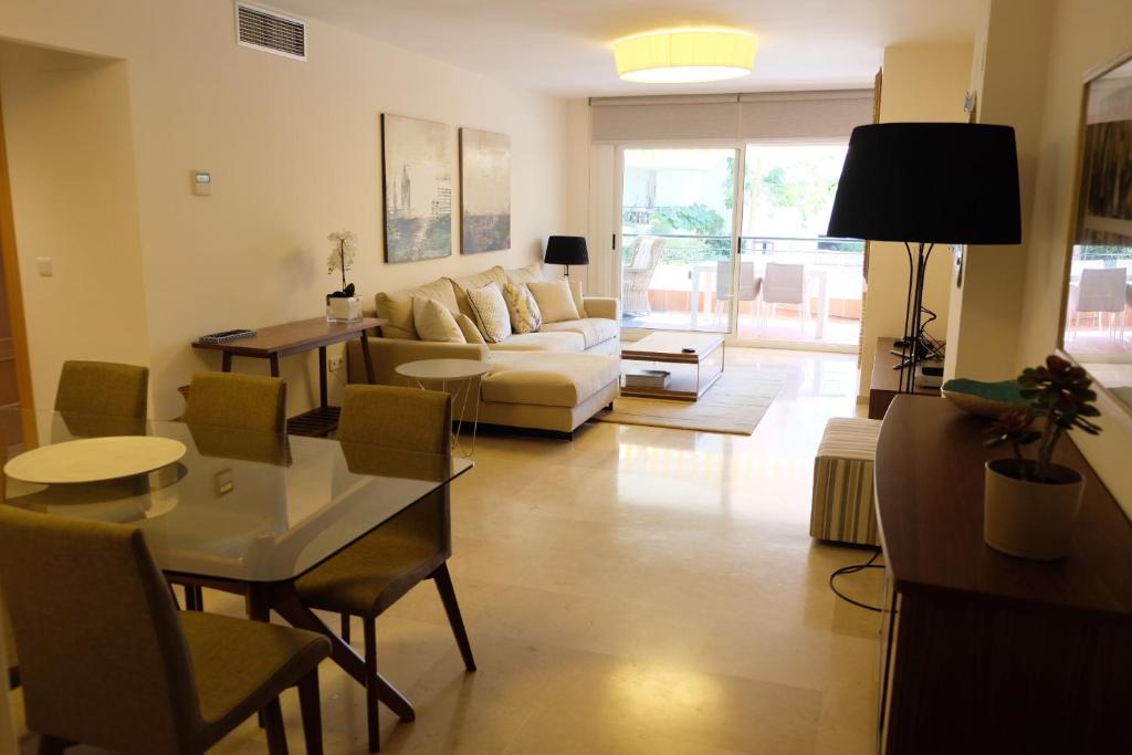 马贝拉luxury modern apartment with terrace, pool and garage!的客厅配有沙发和桌子