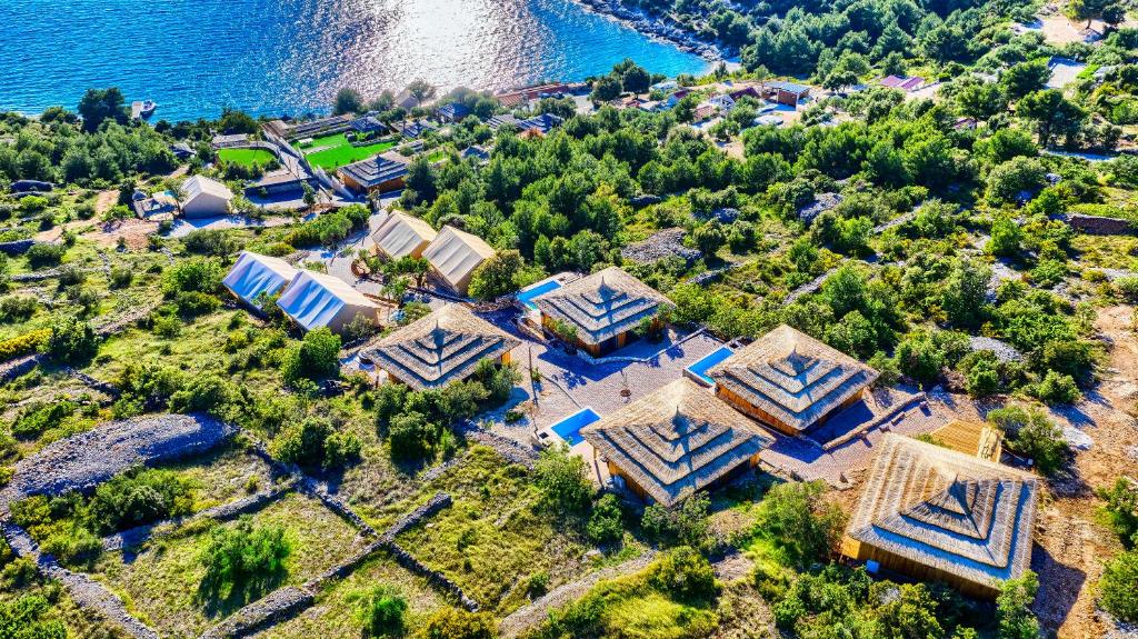 穆泰尔岛Golden Haven Luxe Glamp Resort的水边房子的空中景观