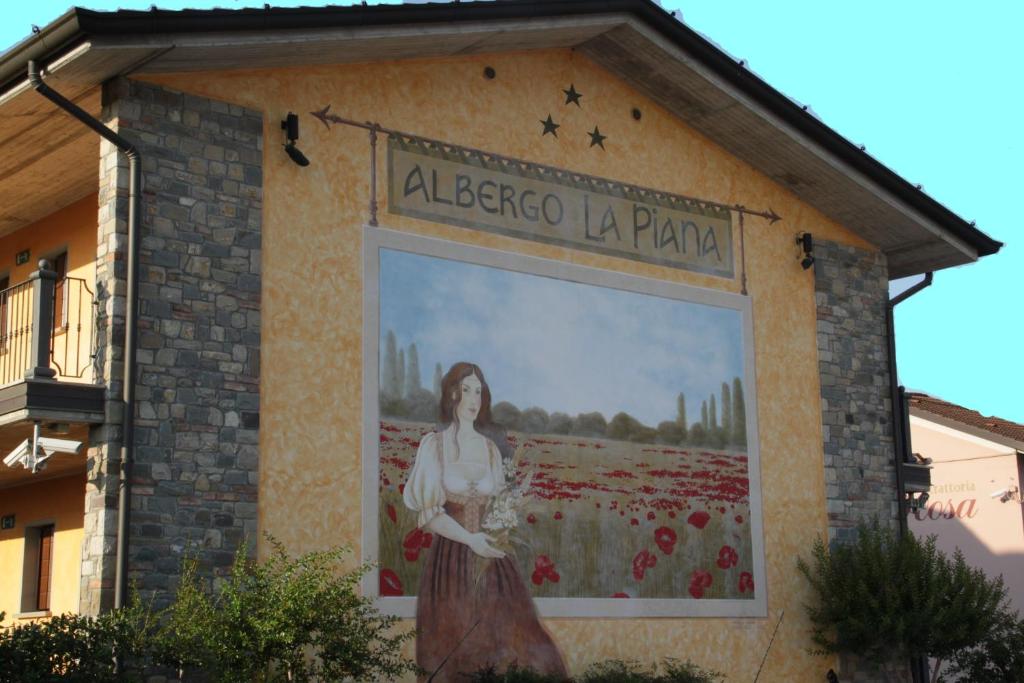 Ghedi阿尔伯格皮亚纳酒店的建筑物旁边一个女人的壁画