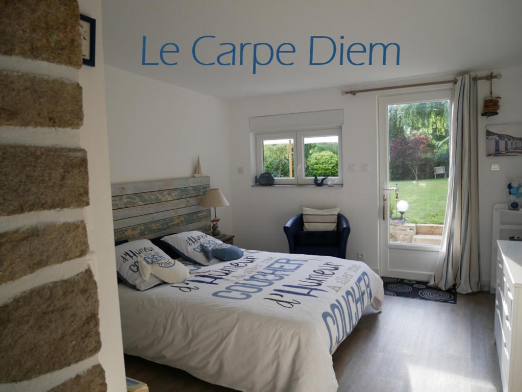 拉福雷富埃南Le Carpe Diem的白色卧室,配有一张带帽子梦幻标志的床