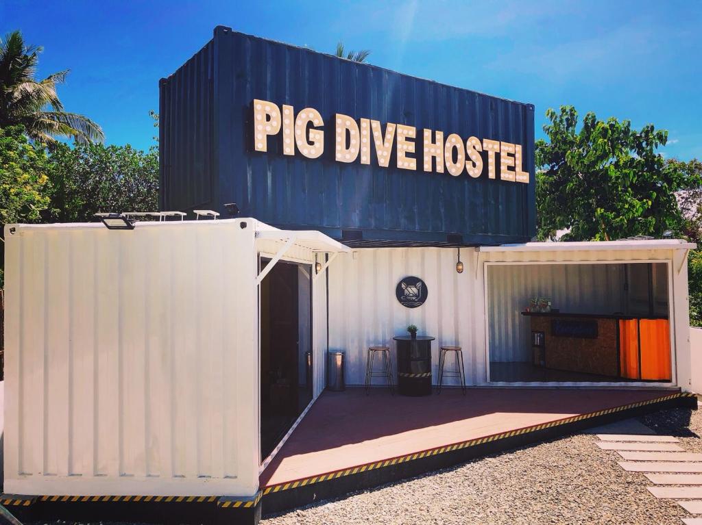 莫阿尔博阿Pig Dive Hostel Moalboal的一座大型白色建筑,带有大染料房