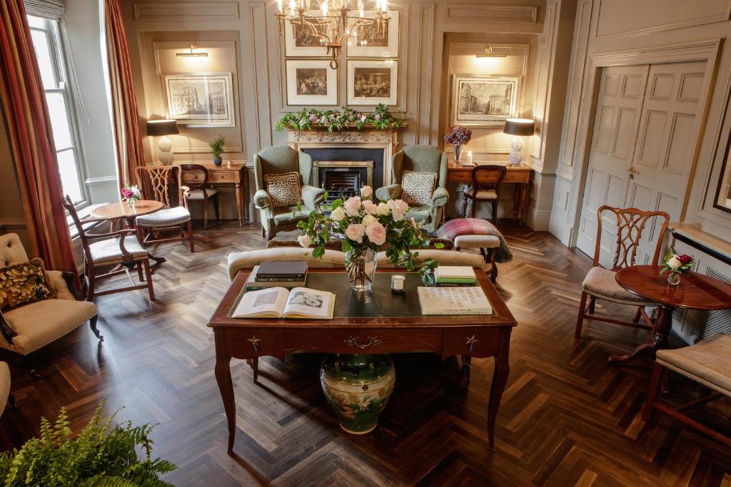 都柏林彭布罗克联排别墅酒店的客厅配有桌子和壁炉