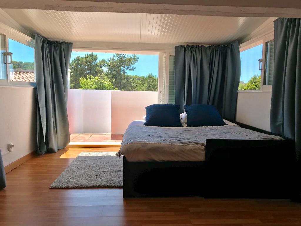 奥霍斯德古阿Falésia Beach Villa的一间卧室设有一张床和一个大窗户