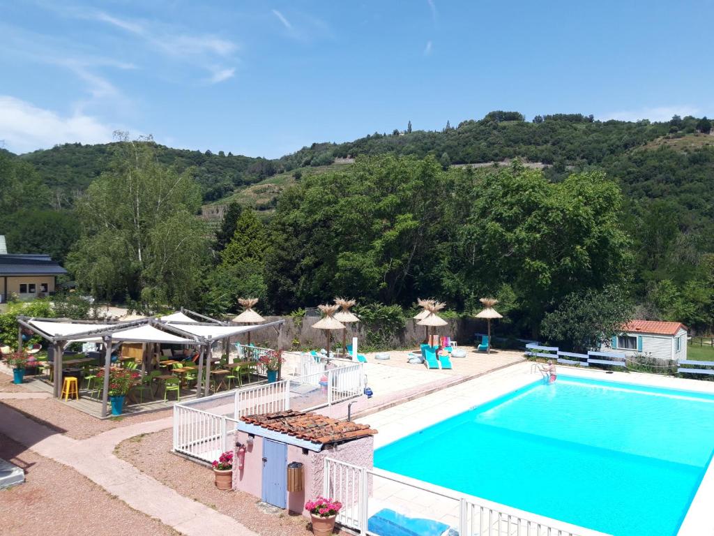 罗纳河畔的图尔农La Bohème的享有度假村游泳池的景致