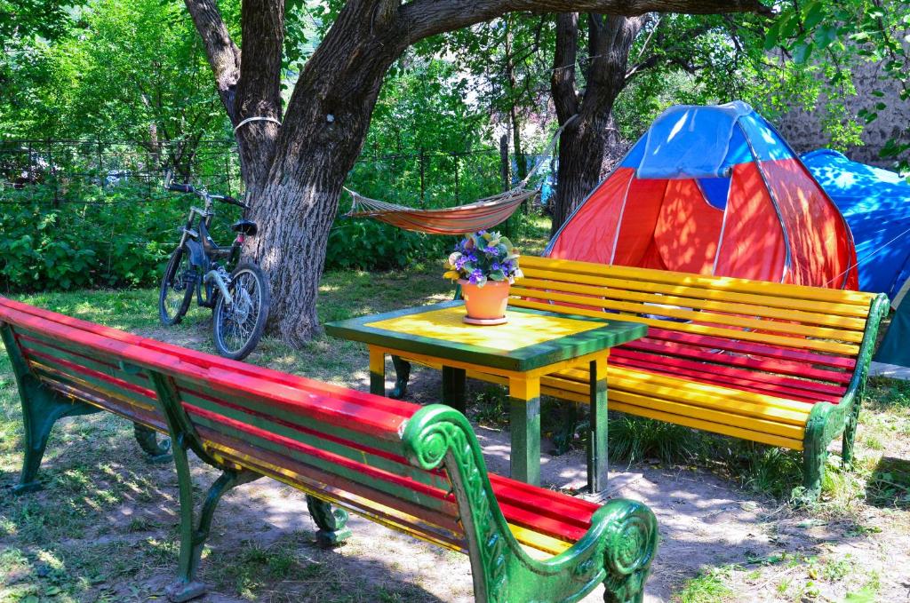 戈里斯Camp'in Goris的两个公园长椅和一张桌子及一个帐篷