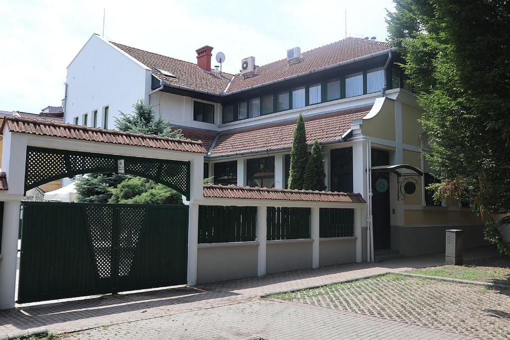 贝凯什乔包斯洛伐克旅馆的一座大房子,前面有一个绿色的大门