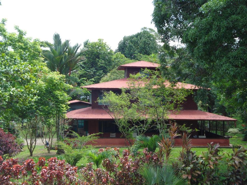 SierpeHotel Veragua River House的花园中树木繁茂的建筑