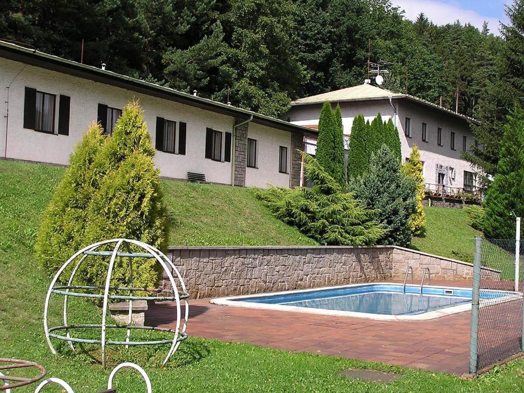 克赛拉迪Lávka Chocerady的一个带游泳池和房子的后院